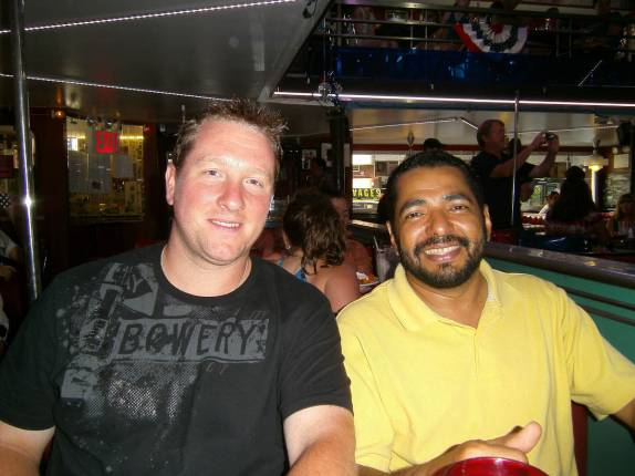 O inusitado encontro do David e do Elith, em bar na Broadway, em Nova Iorque, nos Estados Unidos